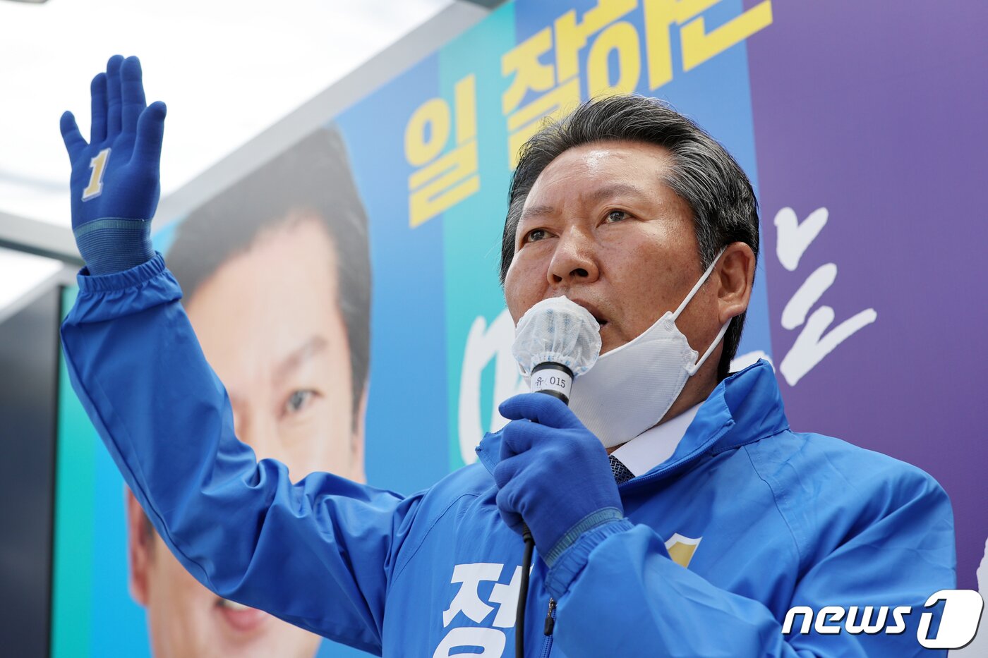 본문 이미지 - 4.15 총선 서울 마포을에 출마한 정청래 더불어민주당 후보가 13일 오전 서울 마포구 망원역 일대에서 지지를 호소하고 있다. 2020.4.13/뉴스1 ⓒ News1 안은나 기자