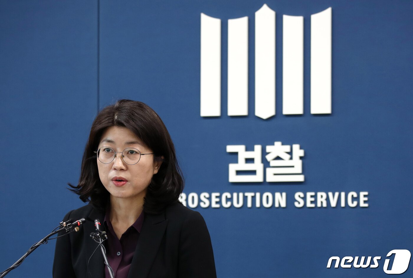 본문 이미지 - 유현정 서울중앙지검 디지털 성범죄 특별수사 TF 팀장(여성아동범죄조사부장검사)이 13일 오후 서울 서초구 서울고등검찰청 기자실에서 '박사방' 운영자 조주빈 구속기소 관련 브리핑을 하고 있다.  News1 구윤성 기자