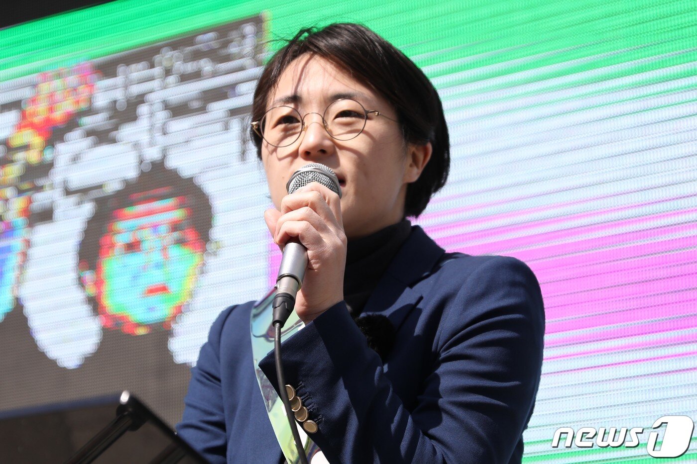 본문 이미지 - 제21대 국회의원선거 서울 서대문갑에 출마한 신지예 무소속 후보가 13일 오전 서울 서대문구 아현역 앞에서 선거벽보 훼손 관련 여성혐오 규탄 긴급 기자회견을 하고 있다. 2020.4.13/뉴스1 ⓒ News1 유새슬 기자