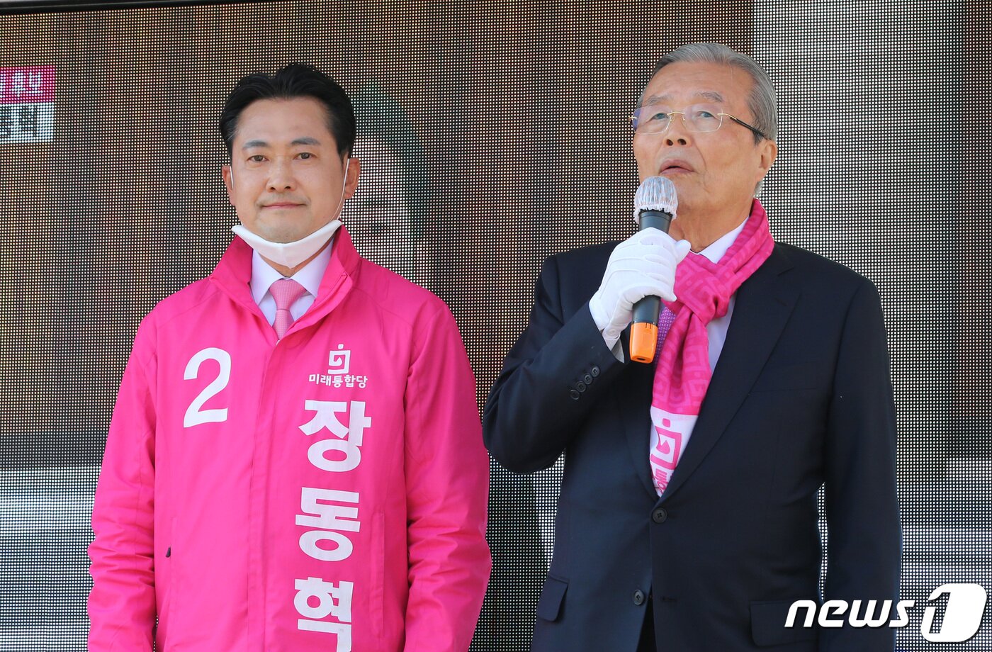 본문 이미지 - 2020년 4월 13일 당시 김종인 미래통합당 총괄선거대책위원장이  대전 유성구 유성시장 앞에서 시민들에게 장동혁 대전 유성구갑 후보의 지지를 호소하고 있다. 2020.4.13/뉴스1 ⓒ News1 김기태 기자