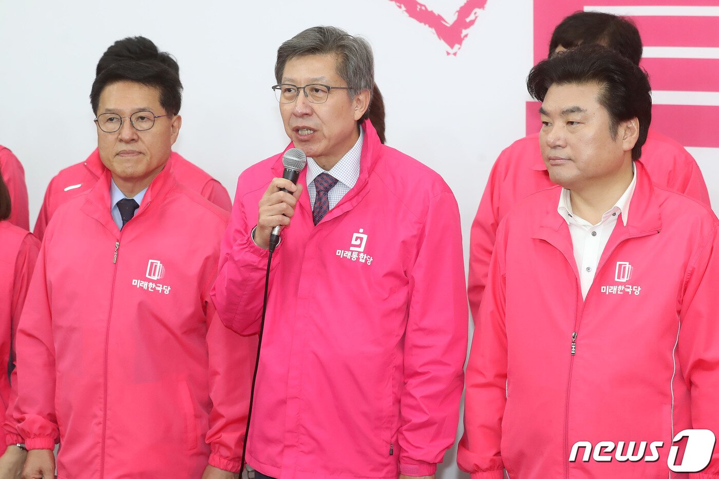 본문 이미지 - 박형준 미래통합당 공동선거대책위원장이 14일 오전 서울 여의도 국회에서 미래통합당·미래한국당 '둘째칸 찍기' 캠페인 합동 퍼포먼스 행사에서 모두발언을 하고 있다. 2020.4.14/뉴스1 ⓒ News1 임세영 기자