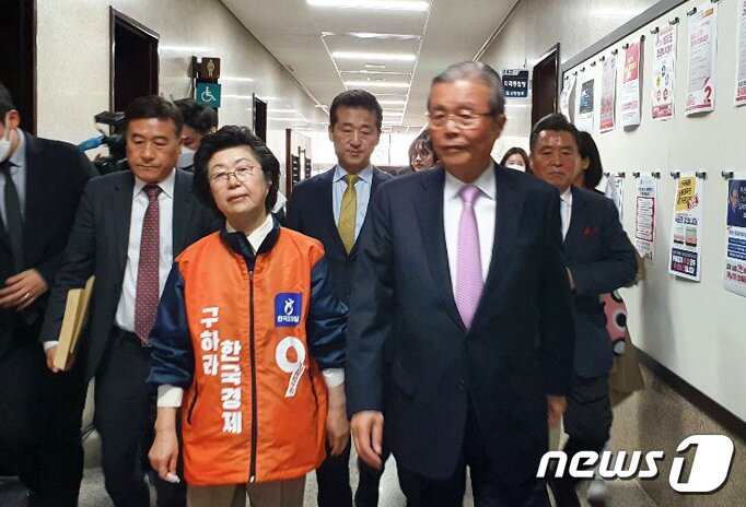 본문 이미지 - 김종인 미래통합당 총괄선대위원장과 이은재 한국경제당 대표가 14일 오전 서울 여의도 국회에서 면담을 마치고 국회를 나서고 있다. (이은재의원실 제공)2020.4.14/뉴스1