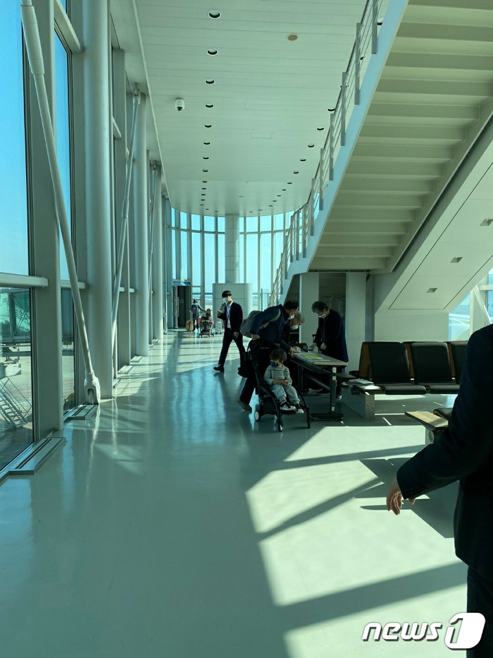 (서울=뉴스1) 김진환 기자 = 14일 오전 인천국제공항에 한국산 진단키트 등 코로나19 의료장비를 수송하기 위해 도착한 특별한공편으로 모로코 체류 한국인 32명이 입국하고 있다. …