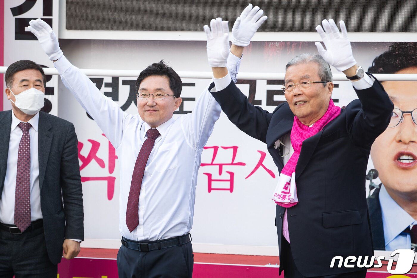 본문 이미지 - 김종인 미래통합당 총괄선거대책위원장(오른쪽)과 김용태 구로구을 후보가 14일 서울 신도림역 인근에서 유권자들을 향해 지지를 호소하고 있다. 2020.4.14/뉴스1 ⓒ News1 유승관 기자