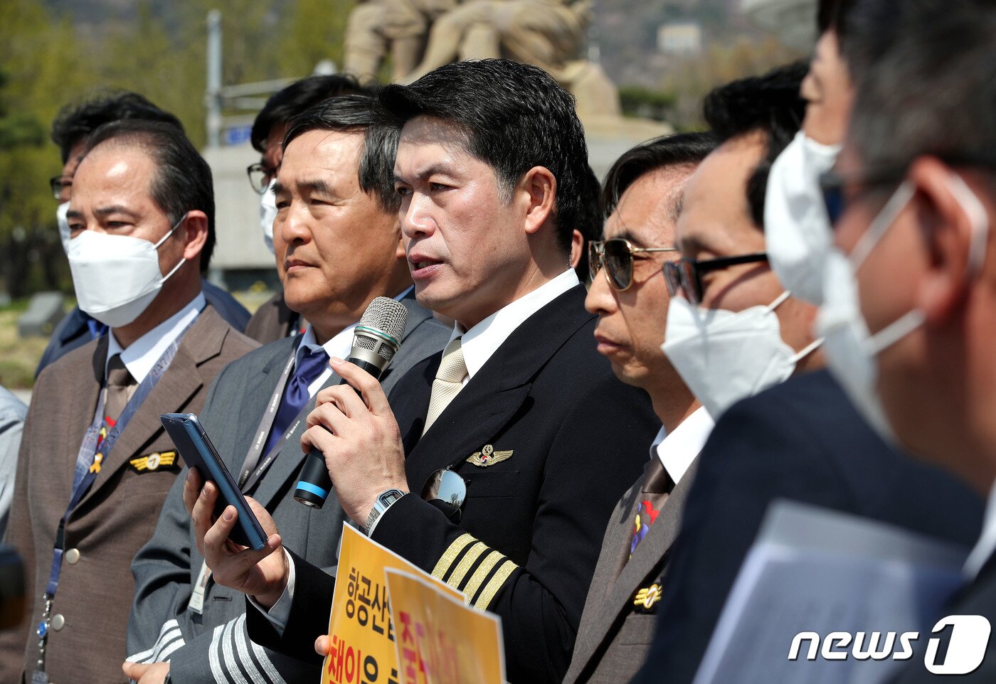 본문 이미지 - 대한민국 조종사 노동조합 연맹과 전국연합노동조합연맹 소속 항공사 조종사, 정비사 및 지상조업협력사 종사자 등이 14일 오전 서울 청와대 분수대 앞에서 가진 위기의 항공산업, 정부지원을 촉구하는 항공업계 노동조합 공동 기자회견에서 최현 대한항공 조종사 노동조합 공동위원장이 발언을 하고 있다.. 2020.4.14/뉴스1 ⓒ News1 박정호 기자