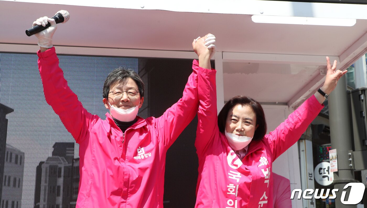 본문 이미지 - 유승민 미래통합당 의원이 14일 경기도 안산시 하모니마트 사거리에서 박순자 단원구을 후보 지원 거리 유세를 하고 있다. 2020.4.14/뉴스1 ⓒ News1 조태형 기자
