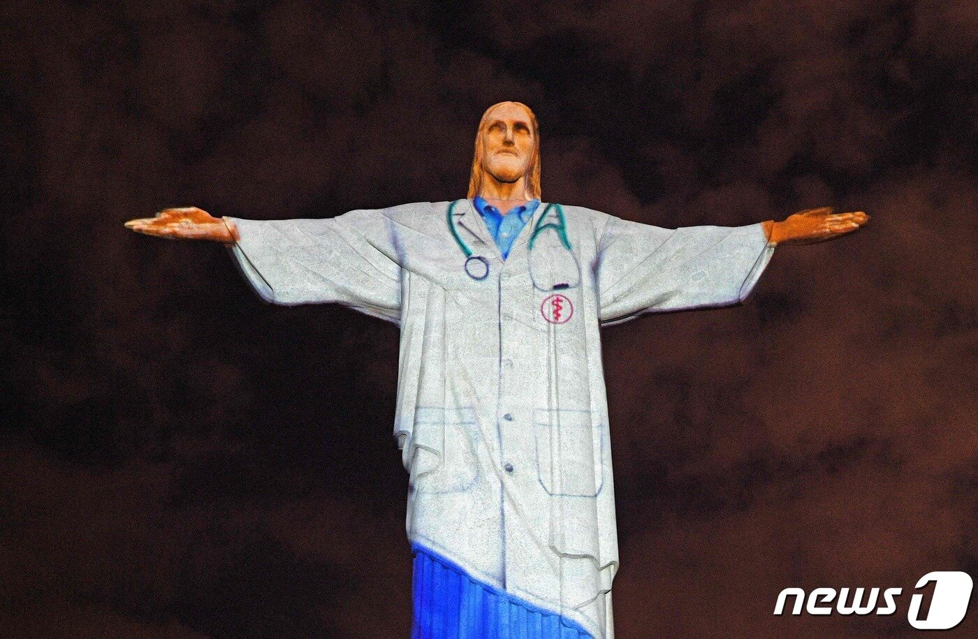 본문 이미지 - 의사 가운을 입은 브라질 리우데자네이루 예수상. ⓒ 로이터=뉴스1