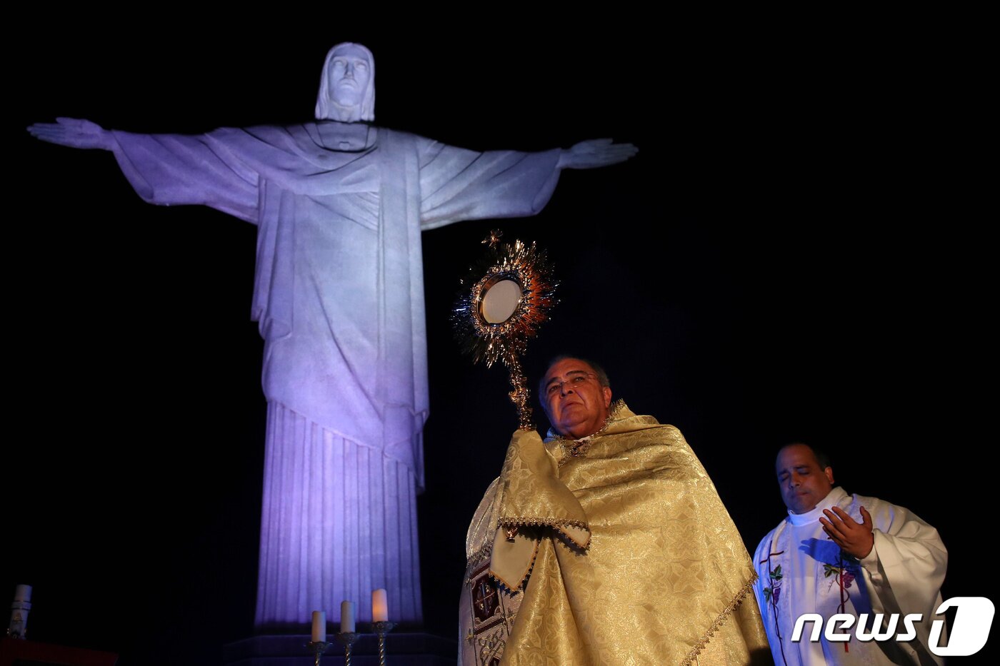 본문 이미지 - 브라질 리우데자네이루 예수상 근처에서 부활절 미사가 열리고 있다. ⓒ 로이터=뉴스1