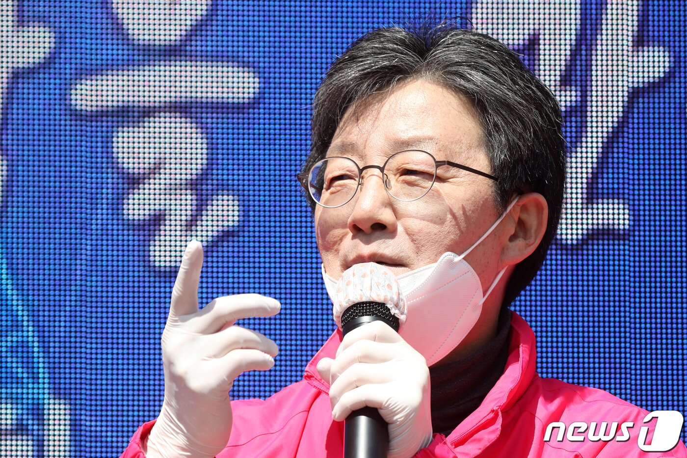 본문 이미지 - 유승민 미래통합당 의원이 14일 경기도 안산시 하모니마트 사거리에서 박순자 단원구을 후보 지원 거리 유세를 하고 있다. 2020.4.14/뉴스1 ⓒ News1 조태형 기자