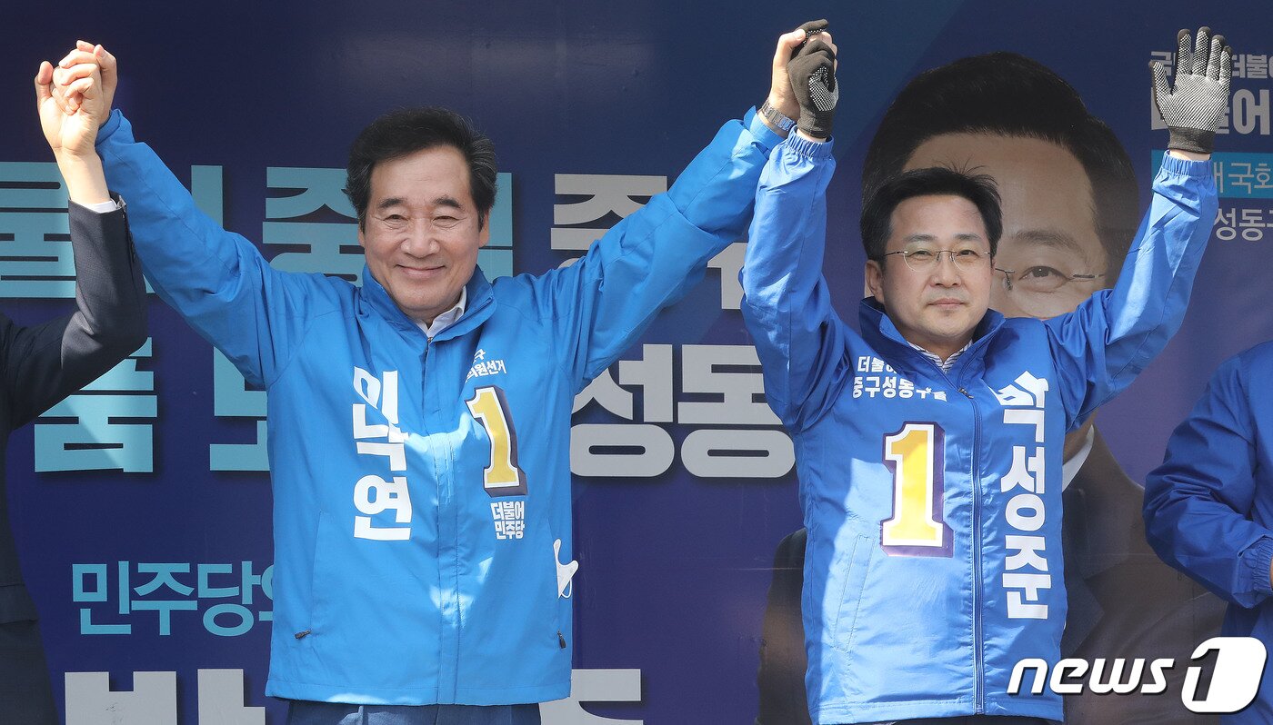 본문 이미지 - 이낙연 더불어민주당 종로구 후보가 14일 오후 서울 종로구 종로5가 마전교 인근에서 박성준 중구성동구을 후보와 합동유세 현장을 찾아 박 후보의 손을 맞잡은 채 유권자들에게 지지를 호소하고 있다. 2020.4.14/뉴스1 ⓒ News1 임세영 기자