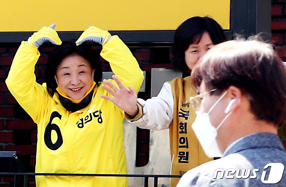 본문 이미지 - 심상정 정의당 대표가 14일 오후 인천시 연수구다이소 인천동춘점 앞에서 이정미 연수구을 후보 지원유세를 하고 있다.(경인일보제공)2020.4.14/뉴스1
