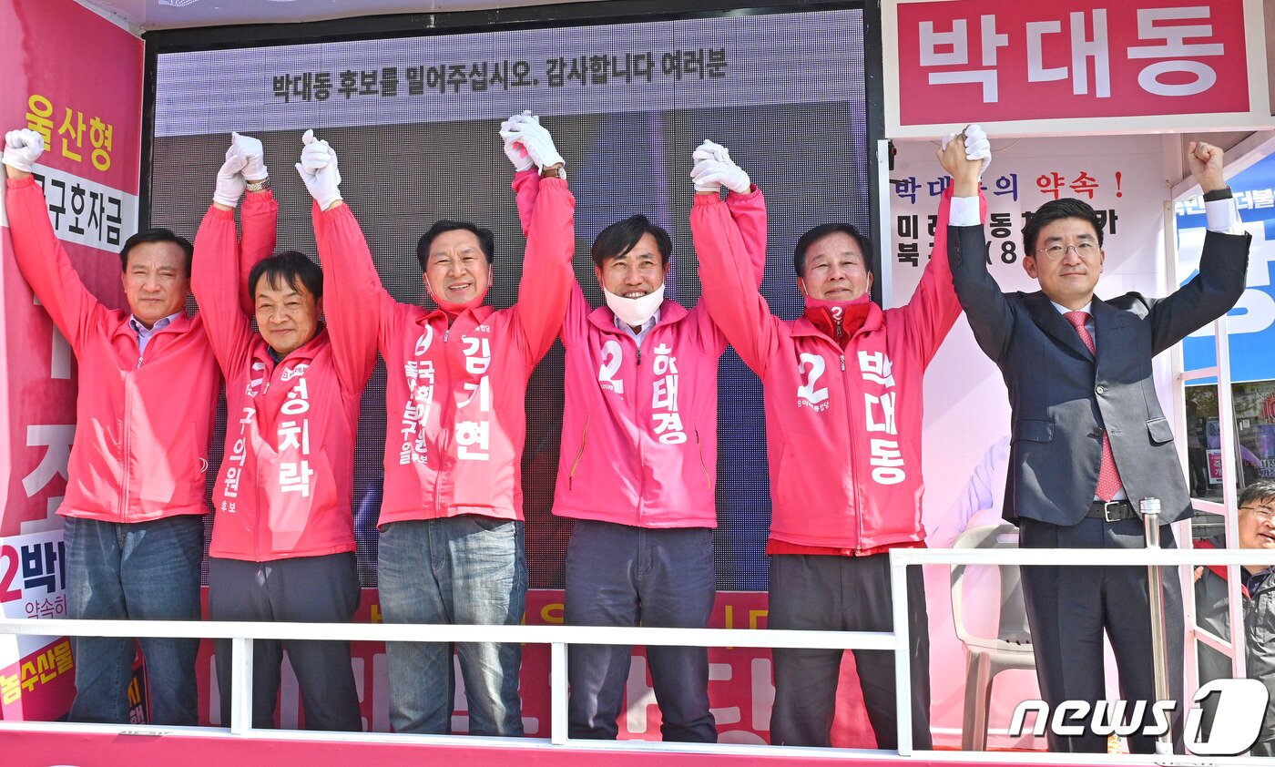 본문 이미지 - 하태경 미래통합당 부산선대위 총괄본부장과 김기현 부울경 공동선대위원장이 14일 오후 울산 북구 화봉사거리에서 시민들을 향해 박대동 후보의 지지를 호소하며 필승을 다짐하고 있다. 2020.4.14/뉴스1 ⓒ News1 윤일지 기자