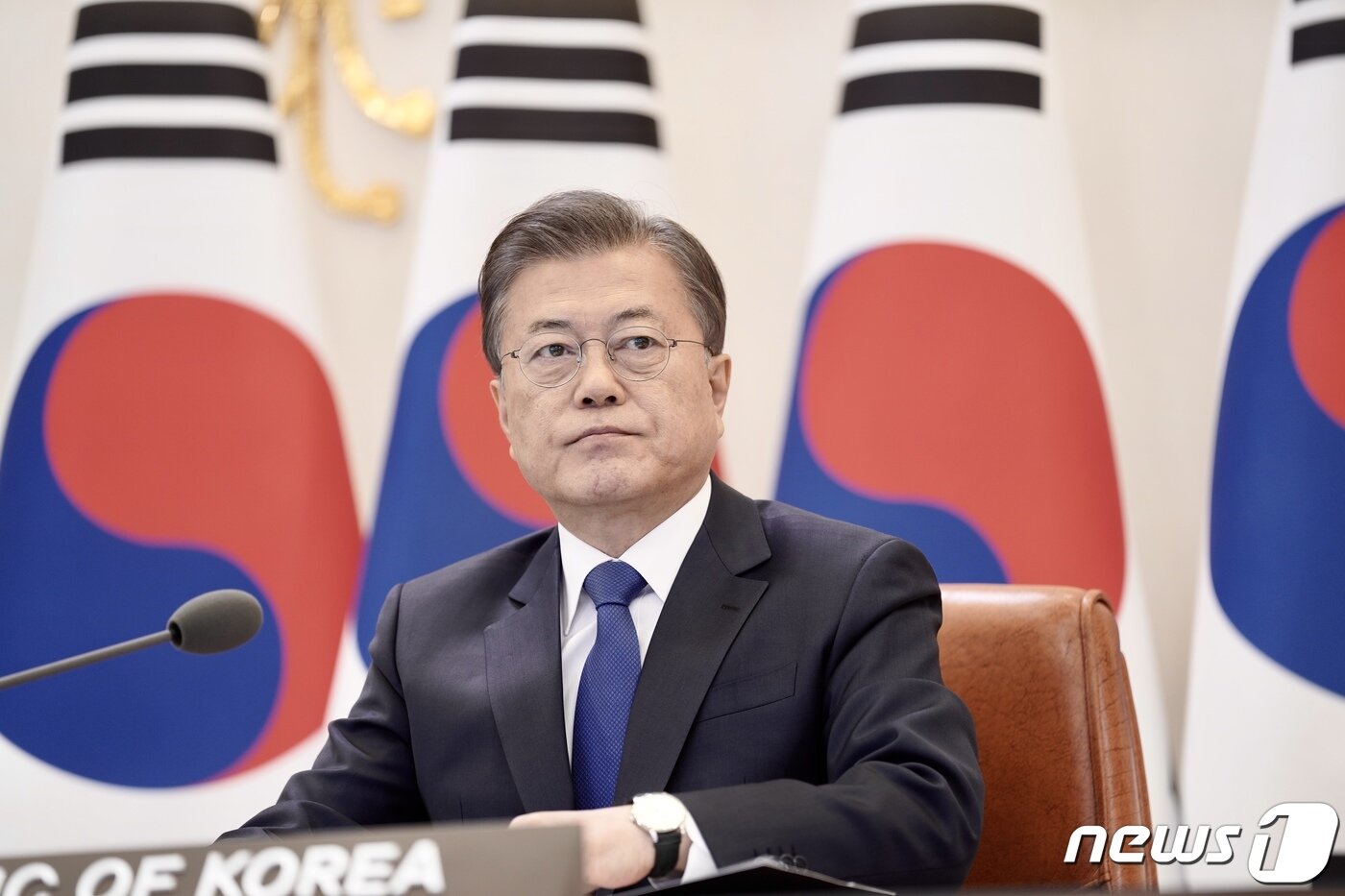 본문 이미지 - 문재인 대통령이 14일 청와대 집무실에서 아세안+3 특별화상정상회의를 갖고 있다. (청와대 제공) 2020.4.14/뉴스1