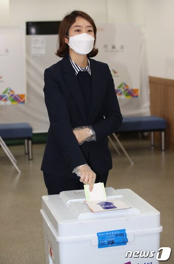 본문 이미지 - 제21대 국회의원 선거일인 15일 오전 고민정 더불어민주당 광진구을 후보가 서울 광진구민방위교육센터에 마련된 투표소에서 투표하고 있다. 2020.4.15/뉴스1 ⓒ News1 박지혜 기자
