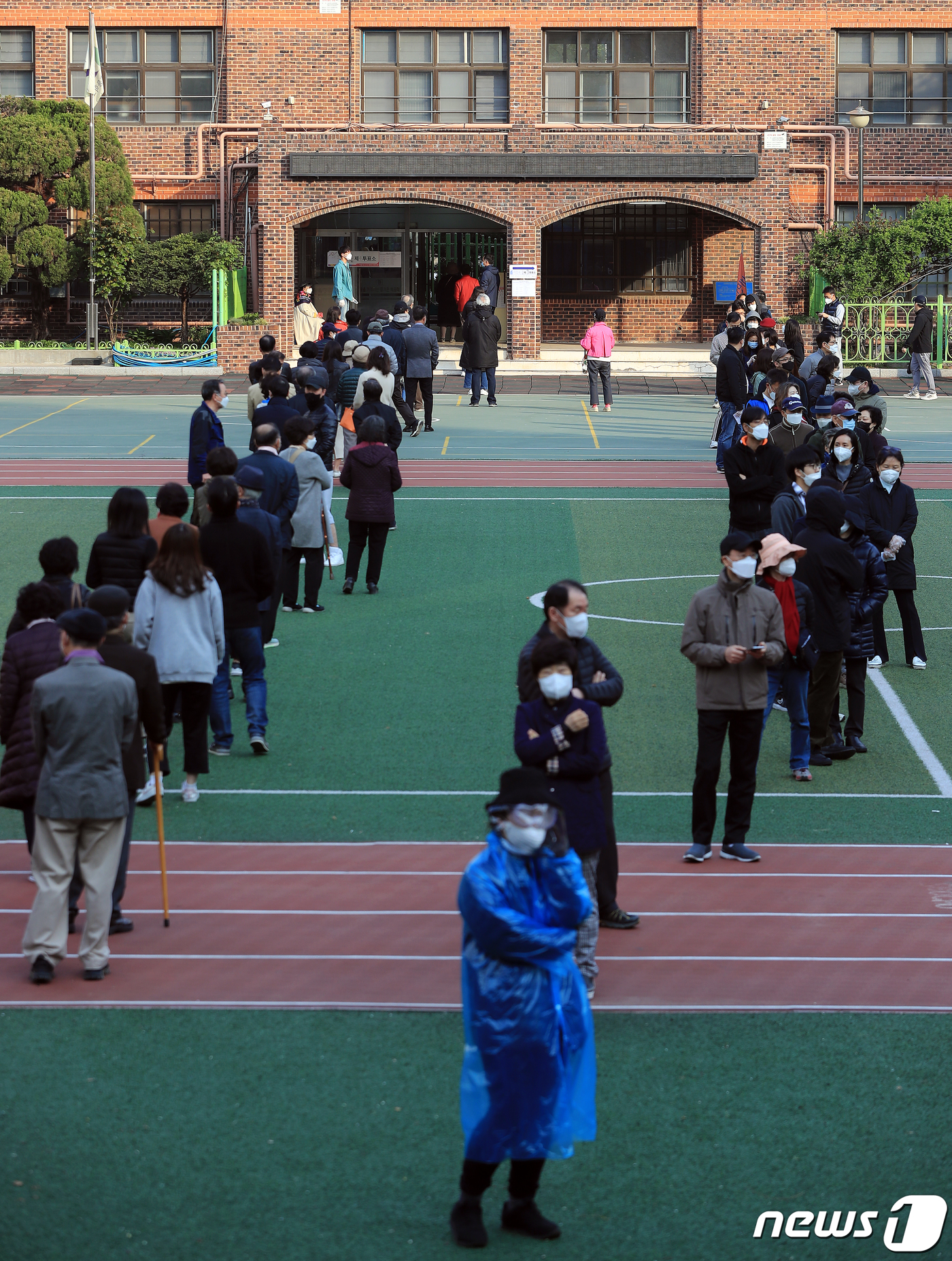 (서울=뉴스1) 구윤성 기자 = 제21대 국회의원선거일인 15일 오전 서울 서초구 원명초등학교에 마련된 투표소에서 유권자들이 투표를 하기 위해 길게 줄을 서고 있다. 2020.4. …