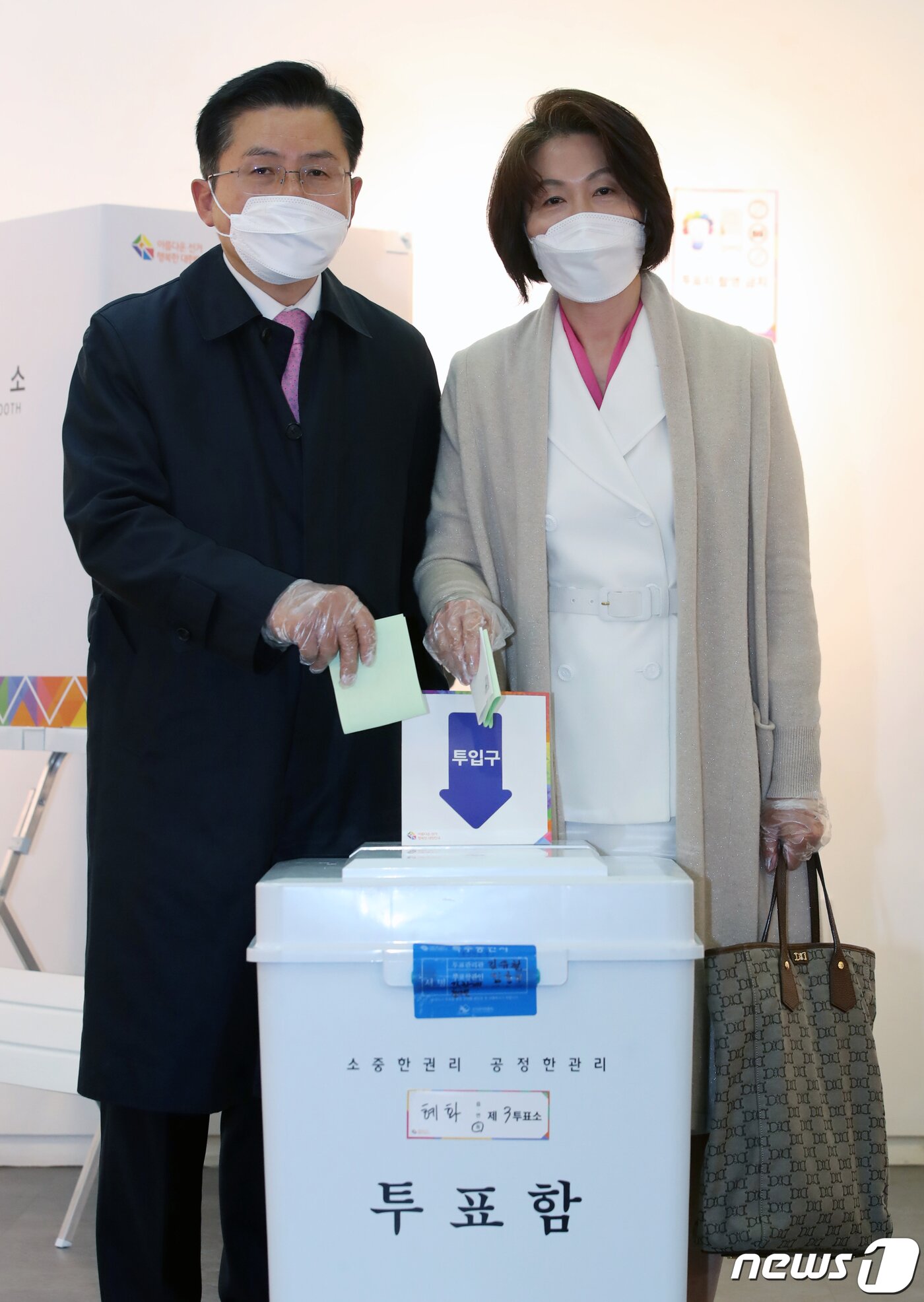 본문 이미지 - 황교안 미래통합당 종로구 후보가 15일 서울 종로구 동성고등학교에 설치된 혜화동 제3투표소에서 부인 최지영 씨와 함께 투표하고 있다. 2020.4.15/뉴스1 ⓒ News1 김명섭 기자