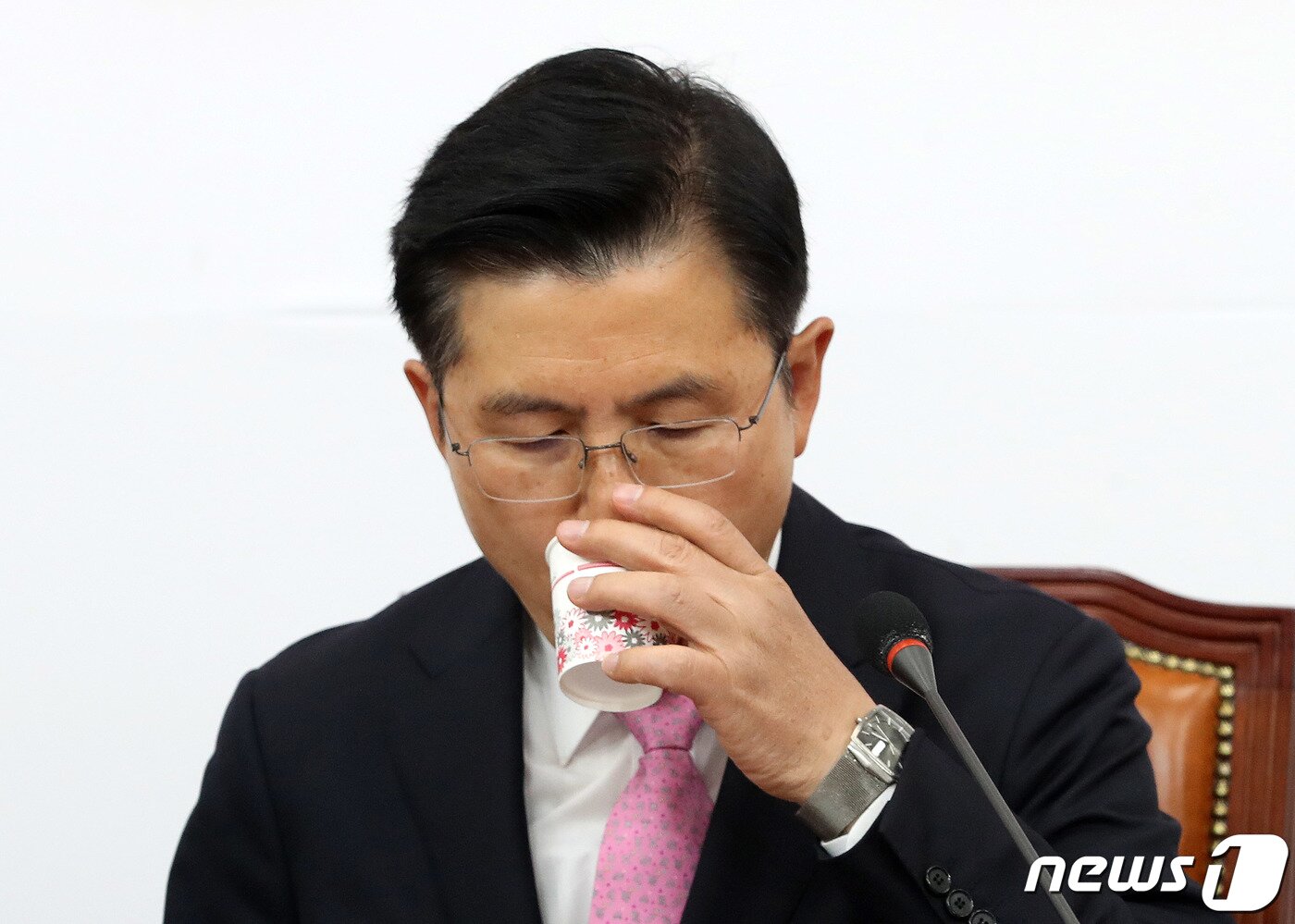 본문 이미지 - 황교안 미래통합당 대표가 15일 오전 서울 여의도 국회에서 열린 미래통합당·미래한국당 안보연석회의에서 목을 축이고 있다. ⓒ News1 박세연 기자
