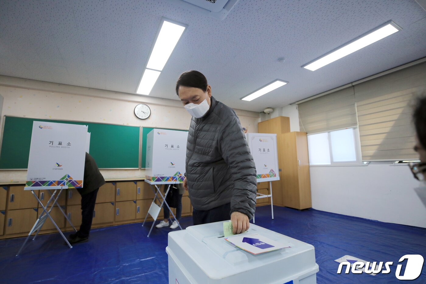 본문 이미지 - 윤석열 검찰총장이 제21대 국회의원선거일인 15일 오전 서울 서초구 원명초등학교에 마련된 투표소에서 투표를 하고 있다. 2개월 여 만에 언론 카메라에 포착된 윤 총장은 이날 홀로 투표소를 찾아 마스크를 쓴 채 한 표를 행사했다. 2020.4.15/뉴스1 ⓒ News1 구윤성 기자