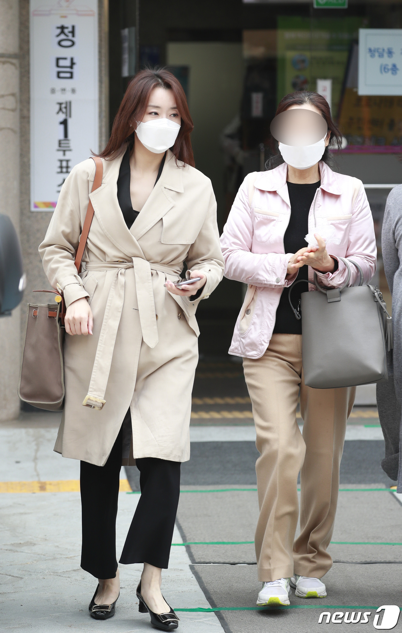 (서울=뉴스1) 권현진 기자 = 최윤정 TV 조선 아나운서가 제21대 국회의원 선거일인 15일 오후 서울 청담 제1 투표소에서 어머니와 투표를 마치고 이동하고 있다. 2020.4. …