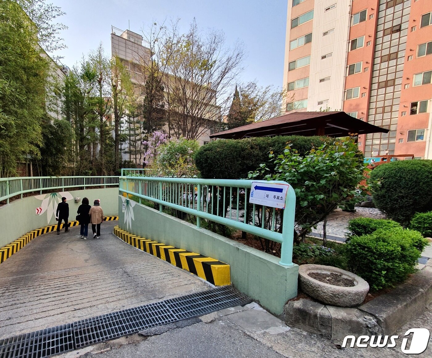 본문 이미지 - 지하주차장 출입구 경사 램프를 걷는 사람들.  ⓒ News1 