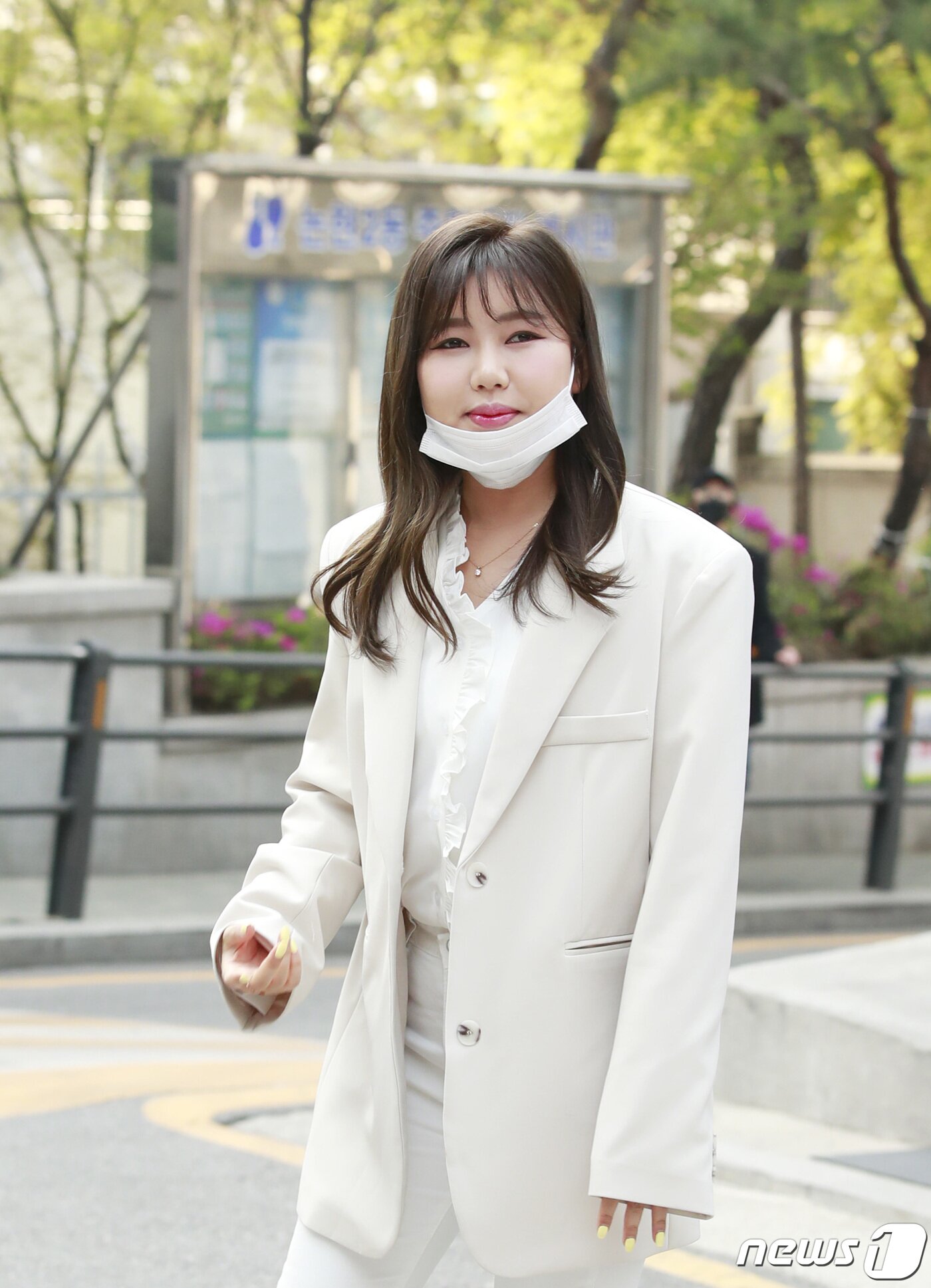 본문 이미지 - 트로트 가수 송가인이 제21대 국회의원 선거일인 15일 오후 서울 논현2동 주민센터에 마련된 제1 투표소에서 투표를 하기 전 포즈를 취하고 있다. 2020.4.15/뉴스1 ⓒ News1 권현진 기자