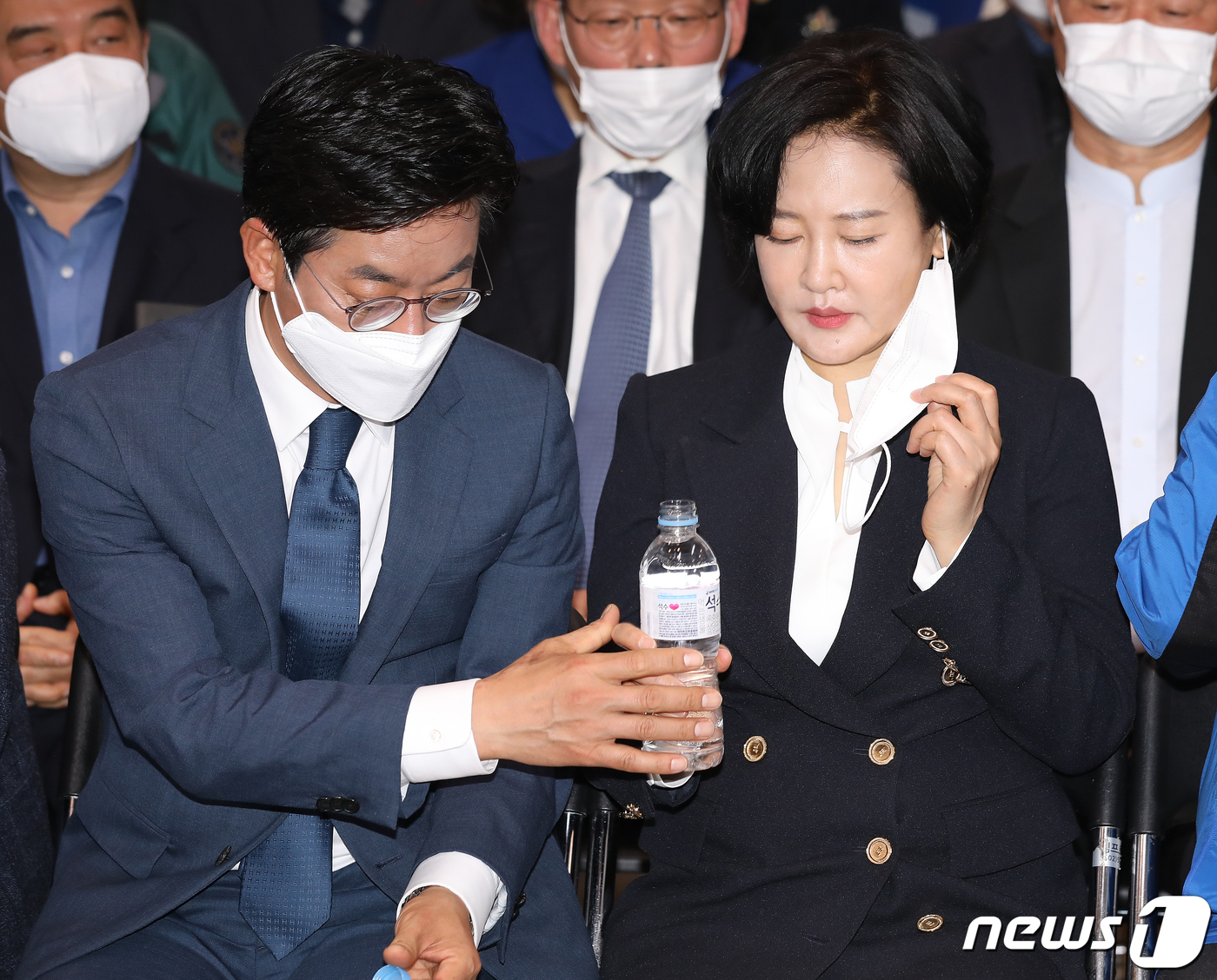 (서울=뉴스1) 김진환 기자 = 이수진 더불어민주당 동작을 후보가 15일 서울 동작구 사당동 선거사무소에서 21대 국회의원선거 출구조사 결과를 지켜보던 중 남편 강동근씨가 건네는 …