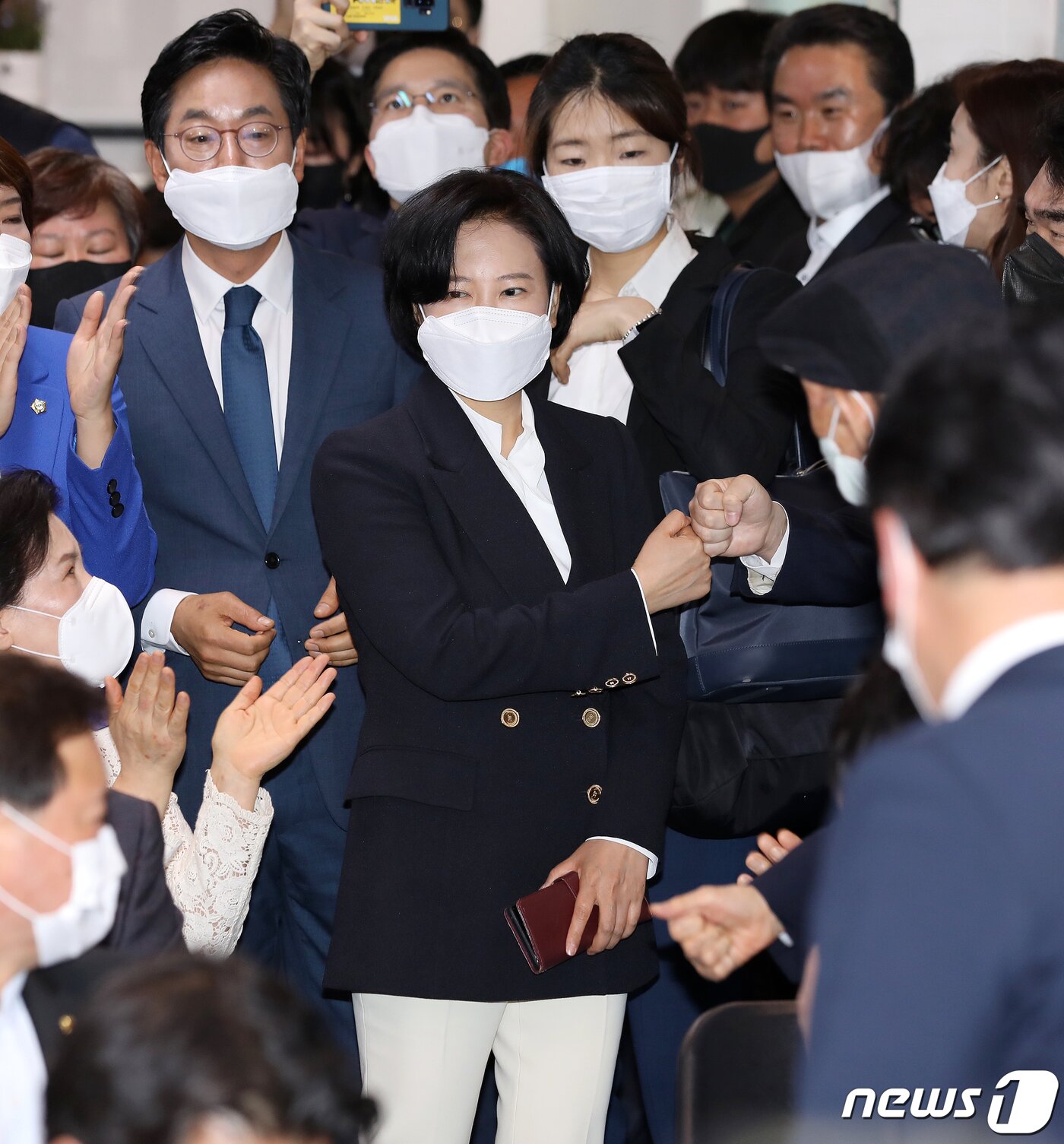 본문 이미지 - 이수진 더불어민주당 동작을 후보가 15일 서울 동작구 사당동 선거사무소에서 21대 국회의원선거 출구조사 결과를 참관하기 위해 입장하고 있다. 2020.4.15/뉴스1 ⓒ News1 김진환 기자