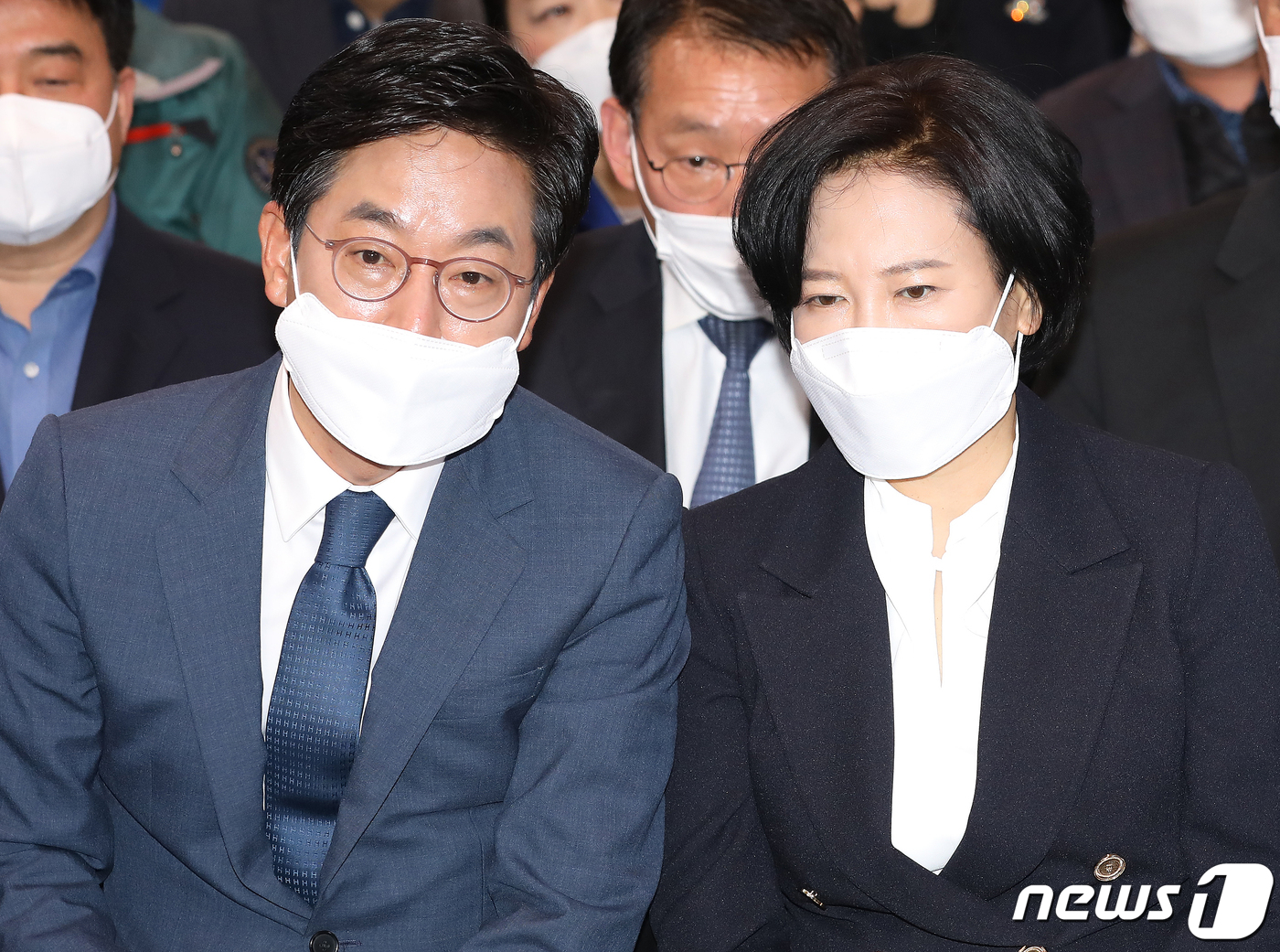 (서울=뉴스1) 김진환 기자 = 이수진 더불어민주당 동작을 후보가 15일 서울 동작구 사당동 선거사무소에서 21대 국회의원선거 출구조사 결과를 지켜보며 남편 강동근씨와 대화를 나누 …