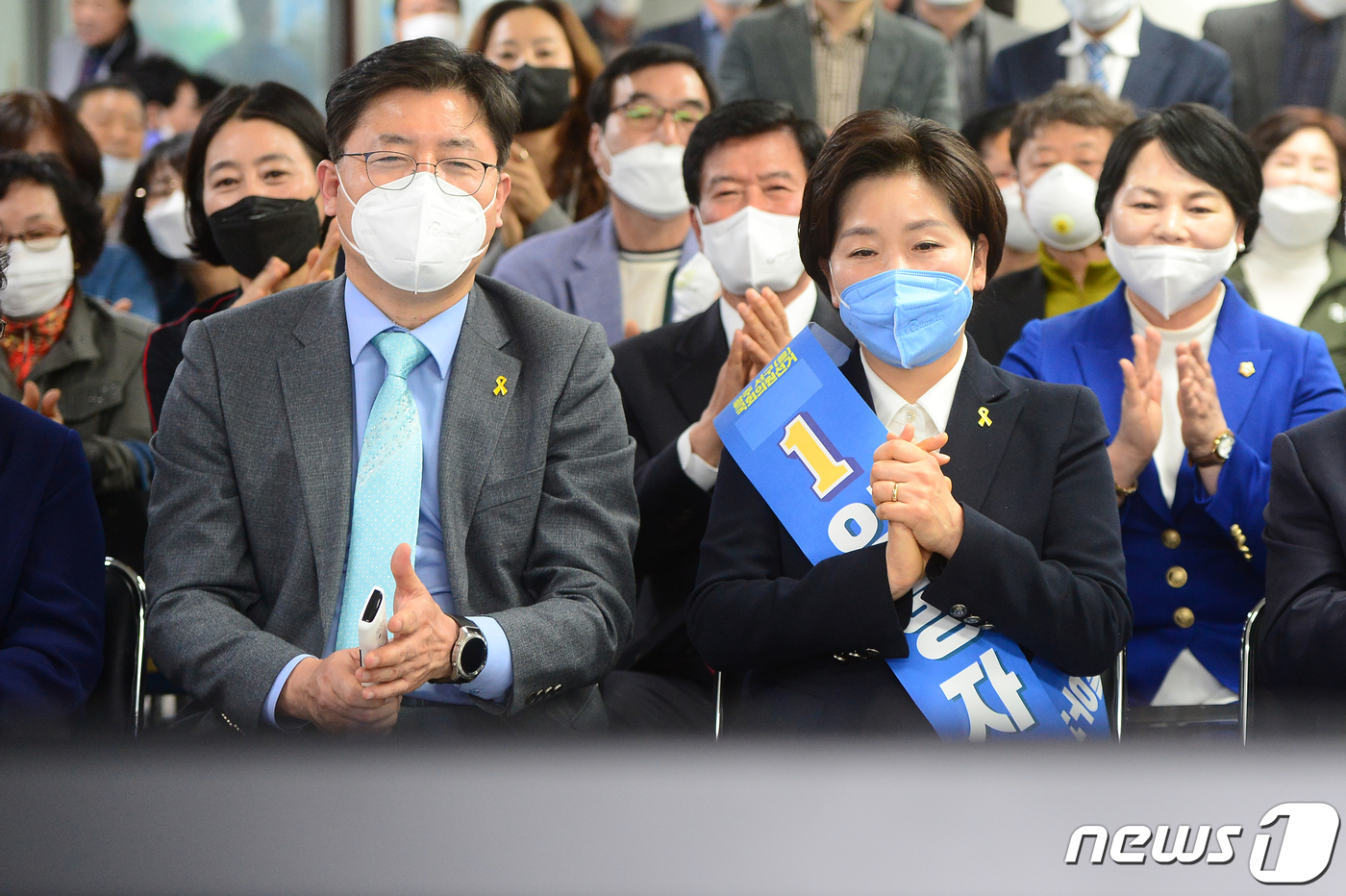 (광주=뉴스1) 한산 기자 = 양향자 더불어민주당 광주서구을 후보가 15일 오후 자신의 선거사무소에서 남편 최용배씨와 출구조사 방송을 보고 있다. 2020.4.15/뉴스1