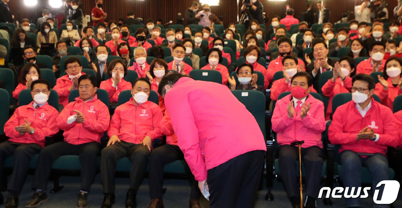 본문 이미지 - 황교안 미래통합당 대표가 15일 서울 여의도 국회 도서관에 마련된 21대 국회의원선거 개표상황실에서 출구조사발표를 지켜보고 인사를 하고 있다. 2020.4.15/뉴스1 ⓒ News1 김명섭 기자