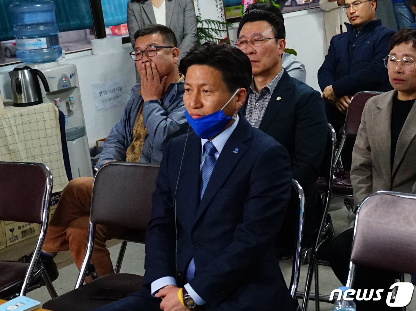 본문 이미지 - 21대 총선 강릉 지역구에 출마한 더불어민주당 김경수 후보가 15일 강원 강릉시 선거캠프에서 방송 3사 출구조사 결과를 지켜보고 있다. 김 후보는 이날 출구조사 결과 38.6%로 2위를 기록했다. 2020.4.15/뉴스1 ⓒ News1 하중천 기자