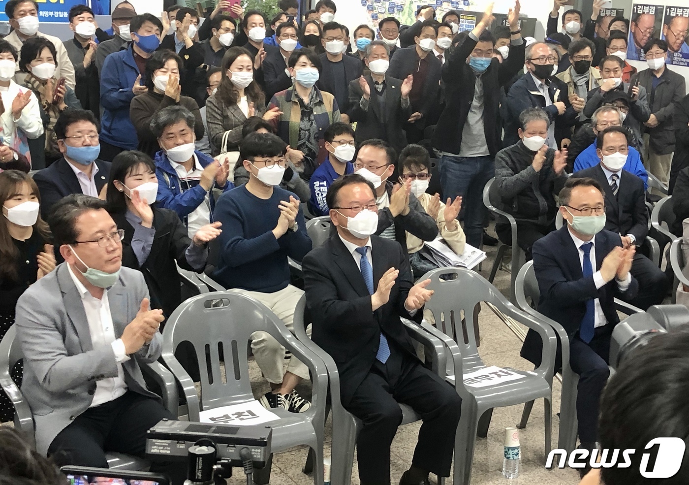 (대구=뉴스1) 남승렬 기자 = 제21대 국회의원 선거일인 15일 오후 대구 수성구 범어동 더불어민주당 수성구갑 김부겸 후보 선거사무소에서 김 후보자와 당원, 지지자들이 출구조사 …