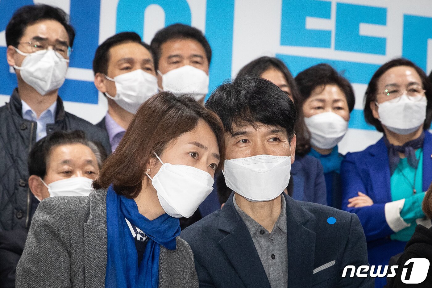 본문 이미지 - 고민정 더불어민주당 광진구을 후보와 남편 조기영 시인이 15일 서울 광진구 선거사무소 상황실에서 21대 국회의원선거 출구조사 결과를 지켜보고 있다. 2020.4.15/뉴스1 ⓒ News1 유승관 기자