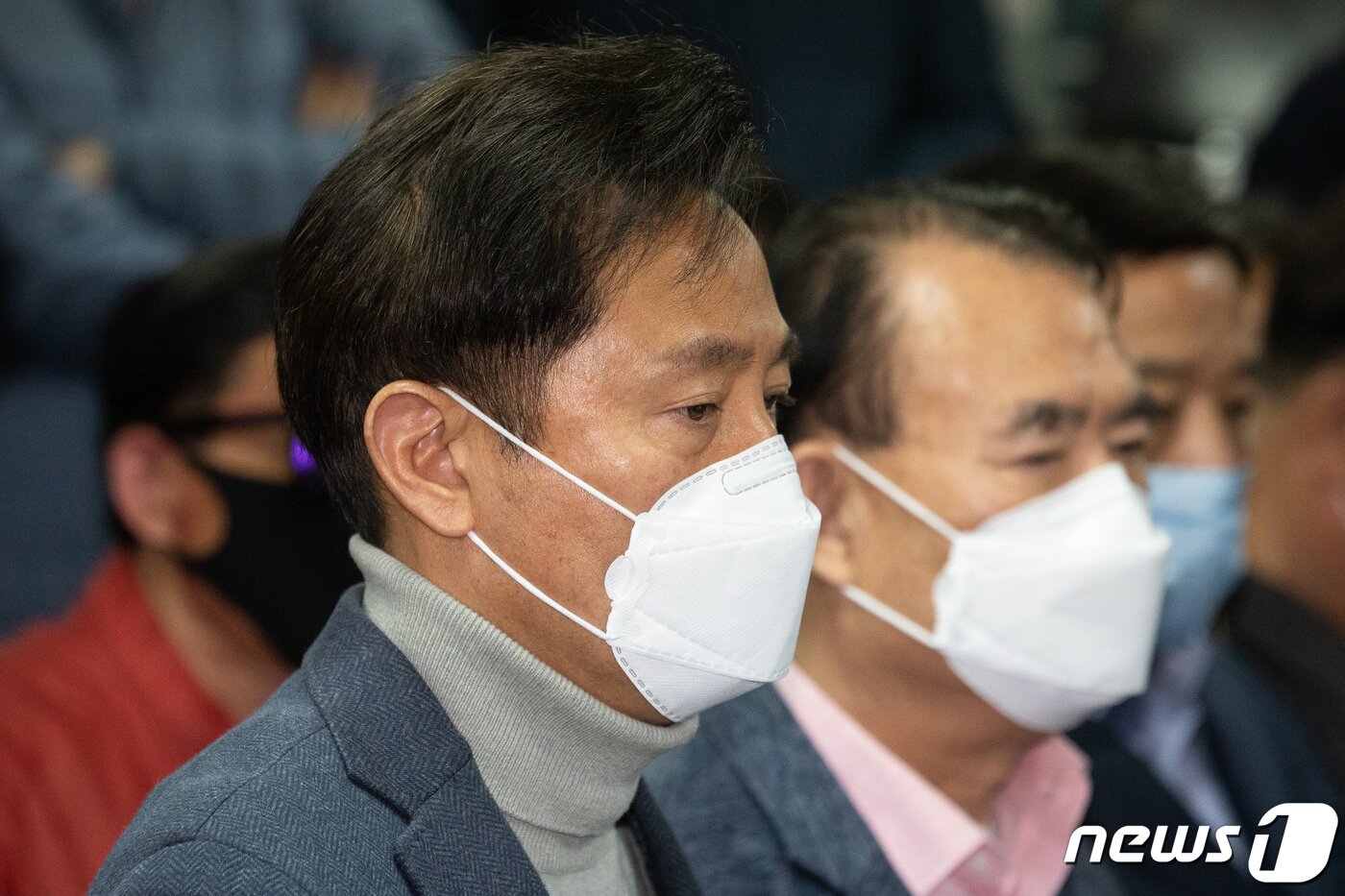 본문 이미지 - 오세훈 미래통합당 광진구을 후보가 15일 서울 광진구 선거사무소 상황실에서 굳은 표정으로 21대 국회의원선거 출구조사 결과를 지켜보고 있다. 2020.4.15/뉴스1 ⓒ News1 유승관 기자