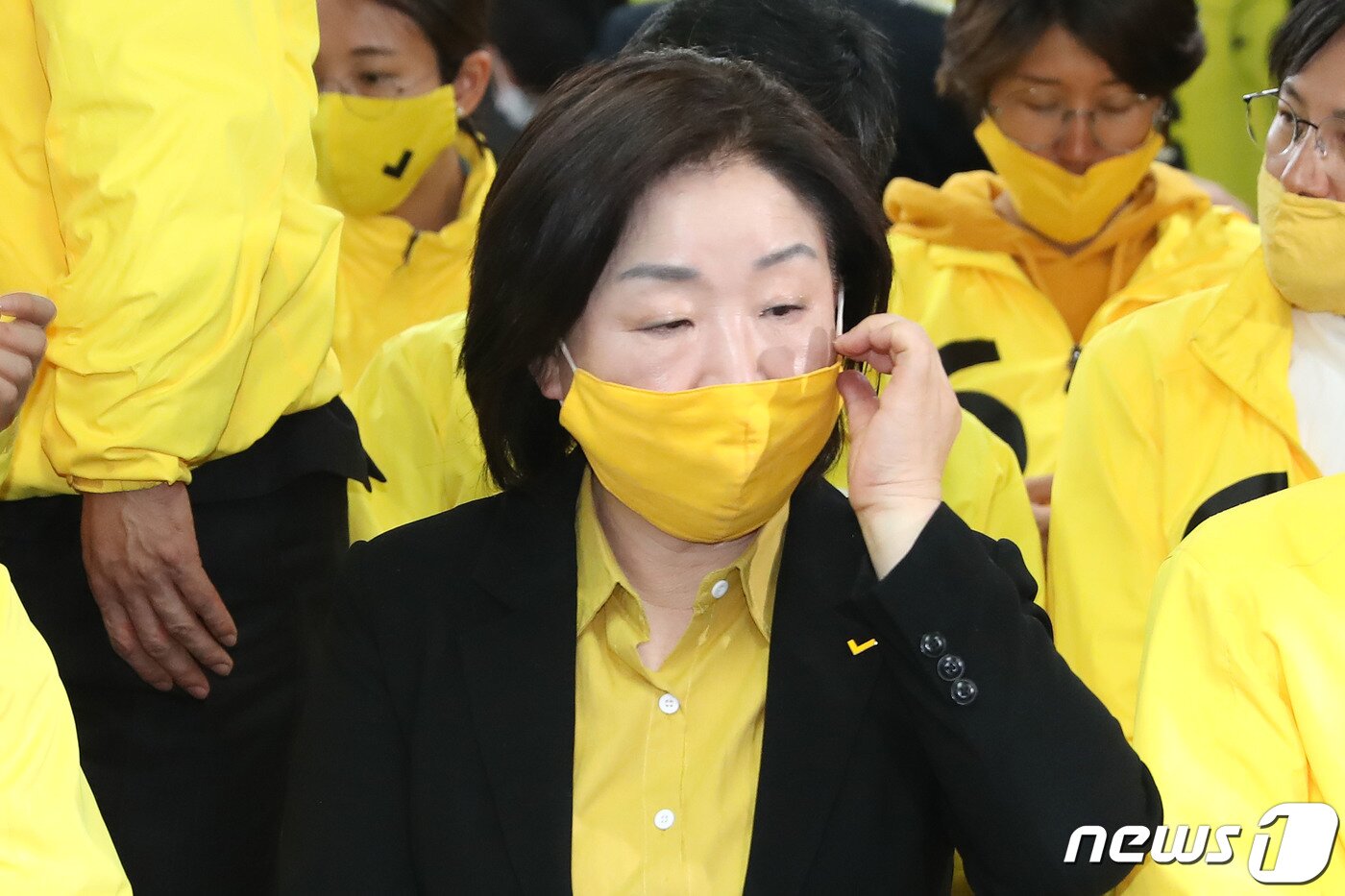 본문 이미지 - 심상정 정의당 상임선대위원장이 15일 오후 서울 여의도 중앙당사에 마련된 제21대 국회의원 선거 개표상황실에서 출구조사 결과를 확인하고 어두운 표정을 짓고 있다. 2020.4.15/뉴스1 ⓒ News1 임세영 기자