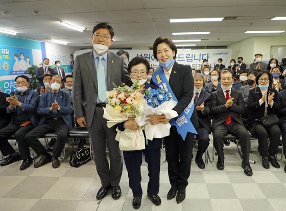 본문 이미지 - 양향자 더불어민주당 서구을 후보(오른쪽)가 지난 15일 밤 당선이 확실시되자 남편 최용배씨, 홀어머니와 함께 기념촬영을 하고 있다.  ⓒ News1 허단비 기자