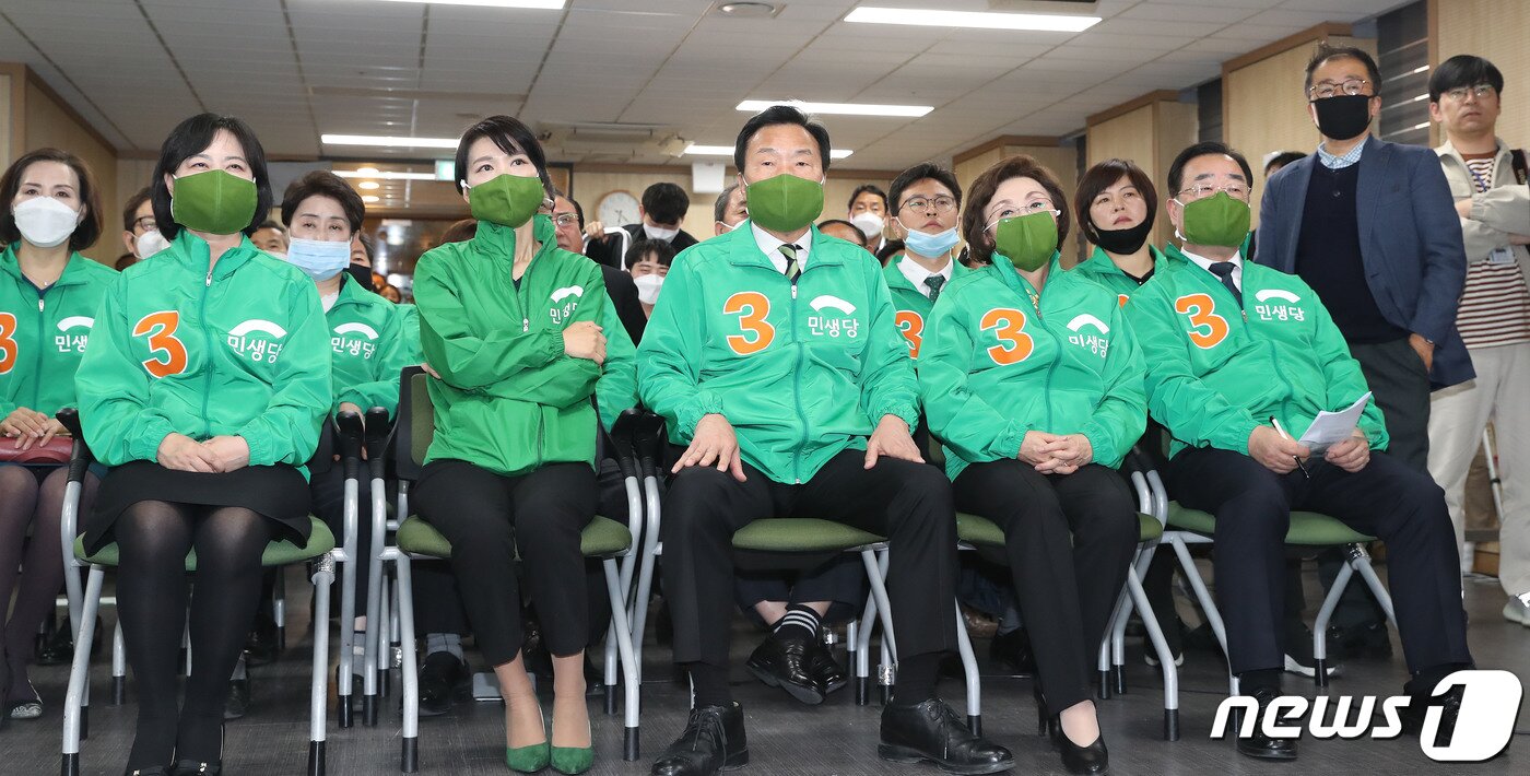 본문 이미지 - 손학규 민생당 상임선대위원장과 김정화, 장정숙 공동선대위원장 등이 15일 오후 서울 여의도 중앙당사에 마련된 제21대 국회의원 선거개표상황실에서 출구조사 결과를 지켜보고 굳은 표정을 짓고 있다. 2020.4.15/뉴스1 ⓒ News1 임세영 기자