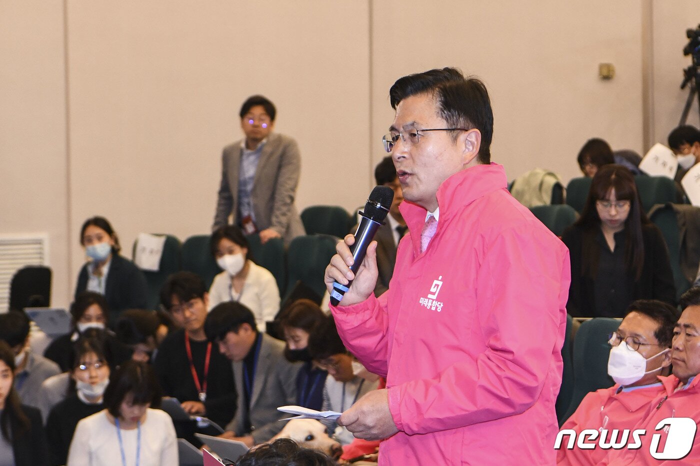 본문 이미지 - 제21대 국회의원선거 투표가 종료된 15일 오후 종로 지역구에 출마한 황교안 미래통합당 대표가 서울 여의도 국회도서관에 마련된 선거 개표 상황실에서 입장문을 발표하고 있다. 2020.4.15/뉴스1 ⓒ News1 김명섭 기자