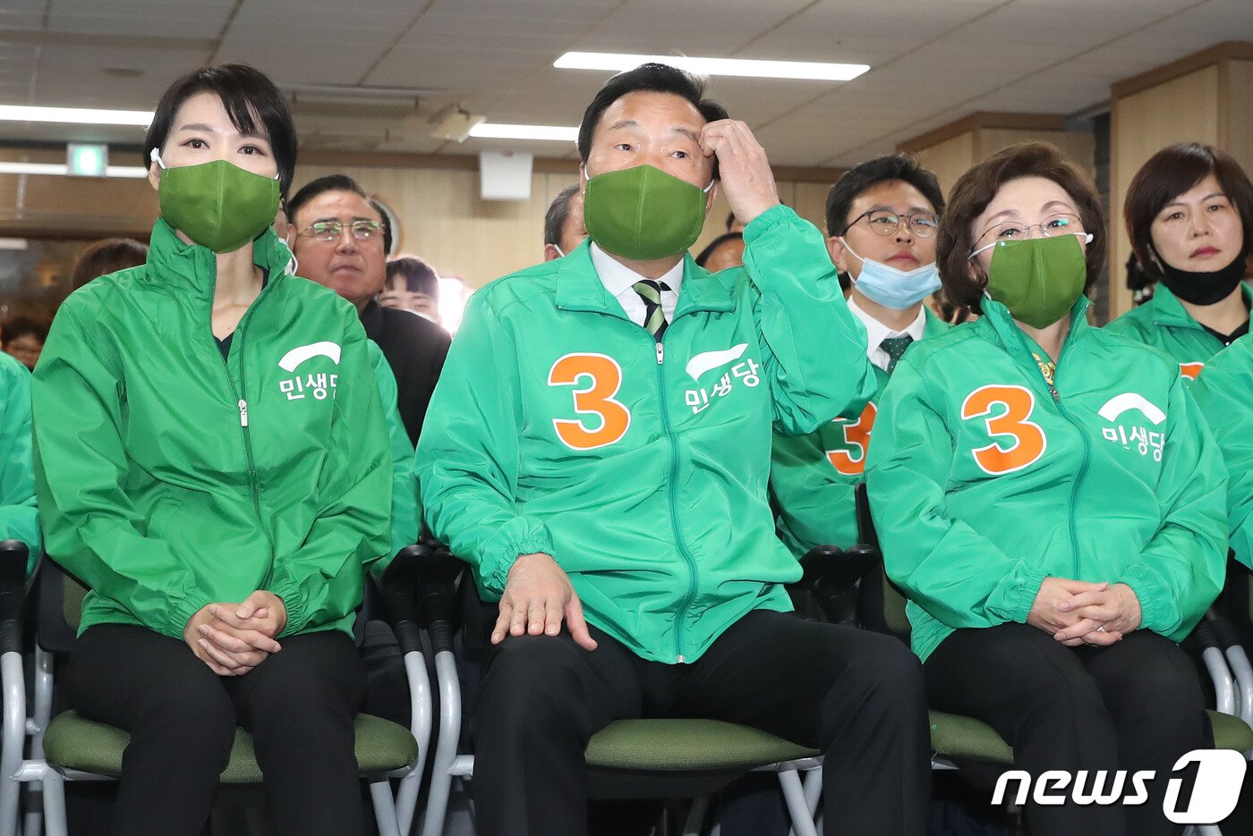 본문 이미지 - 손학규 민생당 상임선대위원장(가운데)과 김정화(왼쪽), 장정숙 공동선대위원장이 15일 오후 서울 여의도 중앙당사에 마련된 제21대 국회의원 선거개표상황실에서 출구조사 결과를 지켜보고 굳은 표정을 짓고 있다. 2020.4.15/뉴스1 ⓒ News1 임세영 기자