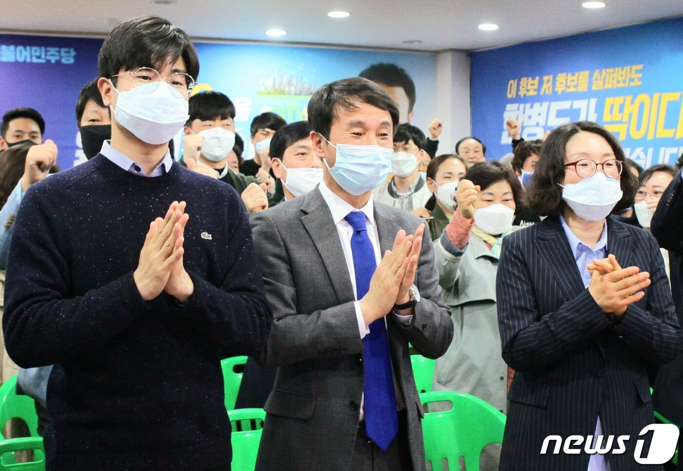 본문 이미지 - 전북 익산을에 출마한 한병도 더불어민주당 후보가 21대 국회의원선거가 열린 지난 15일 선거사무소에서 지지자들과 함께 개표 방송을 지켜보다 당선이 확실시되자 박수를 치고 있다. /뉴스1