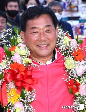 본문 이미지 - 박성민 미래통합당 울산 중구 국회의원 후보가 15일 오후 울산시 중구 자신의 선거사무소에서 당선이 확실시 되자 꽃목걸이를 목에 걸고 기뻐하고 있다. 2020.4.15/뉴스1 ⓒ News1 윤일지 기자