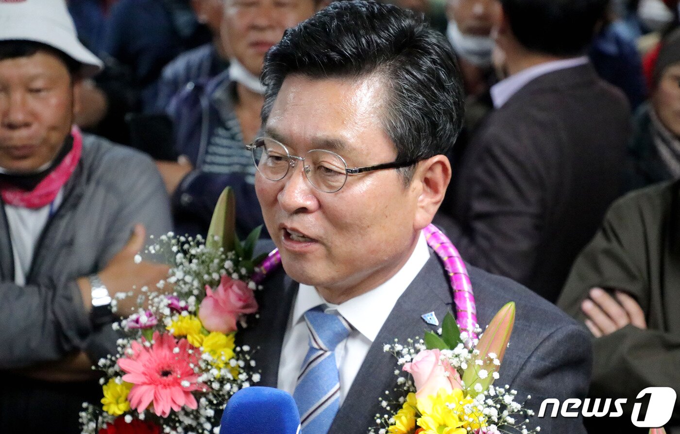 본문 이미지 - 제 21대 총선과 동시에 진행된 강원 횡성군수 선거에서 더불어민주당 장신상 후보(65)가 당선의 영예를 안았다. 2020.4.15 ⓒ 뉴스1