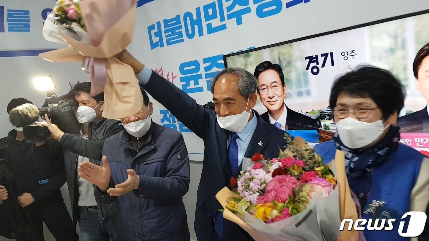 본문 이미지 - 4·15 총선 정읍고창 선거에 더불어민주당 윤준병 후보가 3선의 민생당 유성엽 후보를 누르고 금배지의 영광을 안았다. /ⓒ 뉴스1