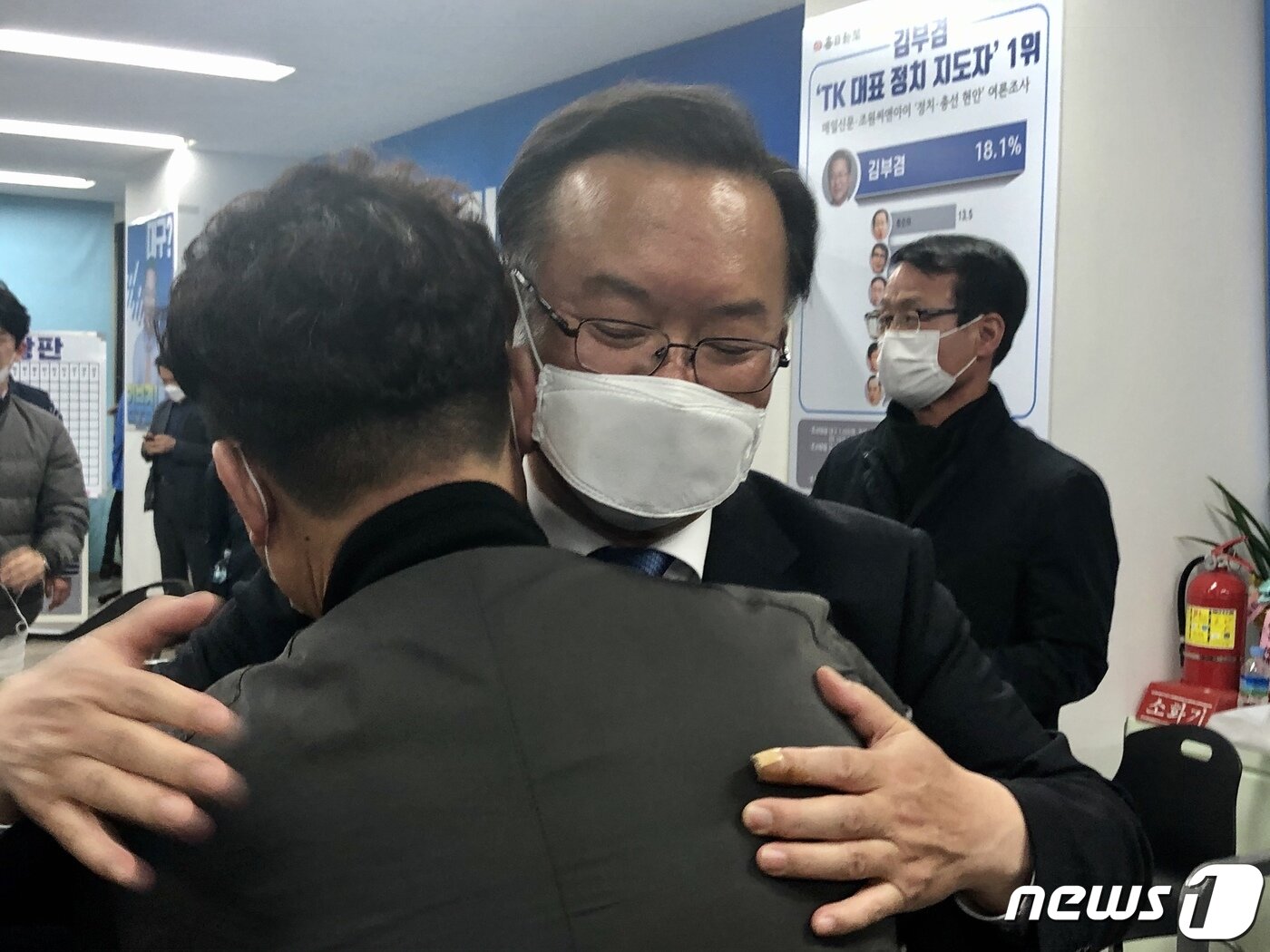 본문 이미지 - 보수 정당 지지세가 견고한 대구에서 지역주의 타파의 기치를 걸고 5선에 도전했던 더불어민주당 대구 수성구갑 김부겸 후보가 고배를 마셨다. 15일 오후 10시쯤 선거사무실을 찾은 김 후보가 지지자들을 위로하고 있다. 2020.4.15 ⓒ News1 남승렬 기자