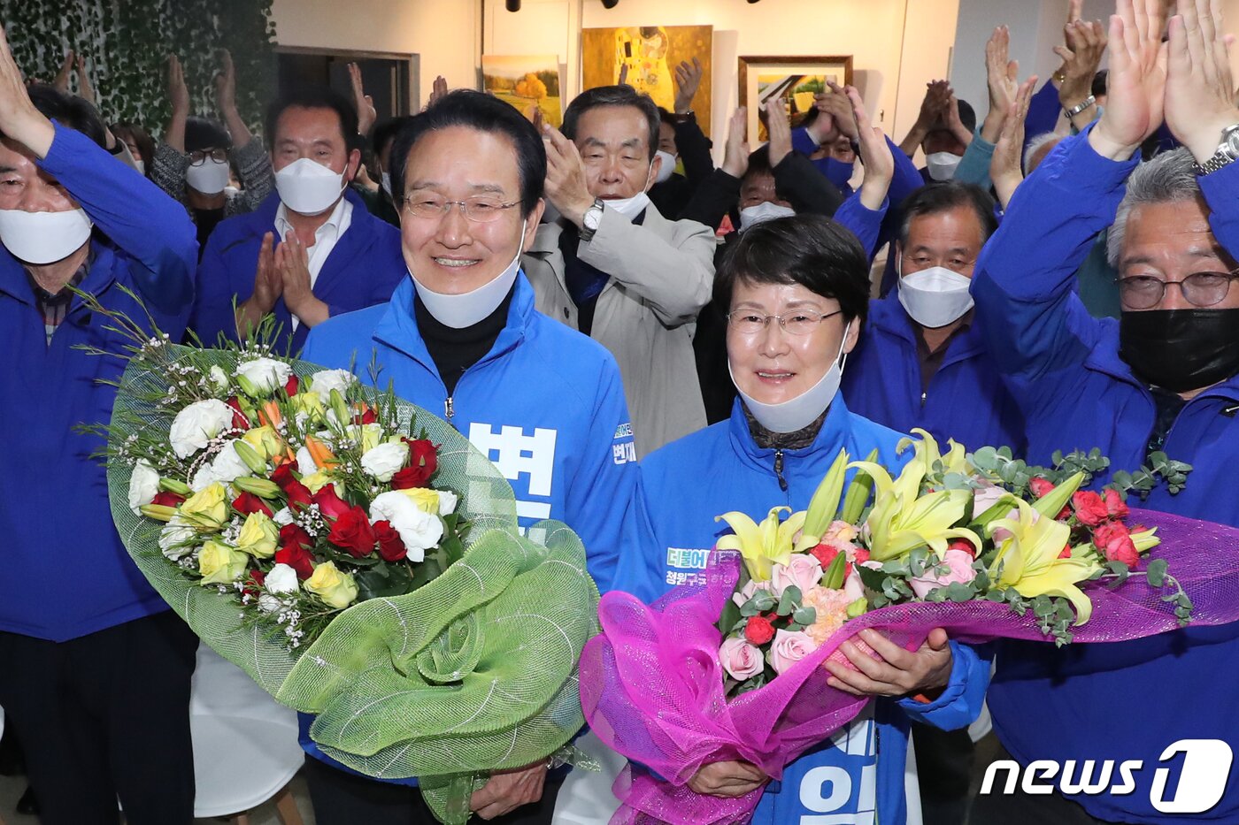 본문 이미지 - 변재일 더불어민주당 충북 청주청원 국회의원 후보와 부인 전길자여사가 15일 오후 충북 청주시 청원구 선거 사무소에서 당선이 확실시되자 꽃다발을 들고 기뻐하고 있다. 2020.4.15/뉴스1 ⓒ News1 김용빈 기자