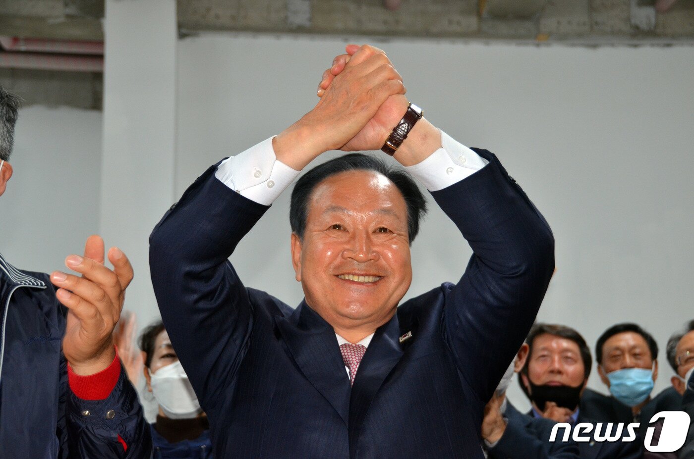 본문 이미지 - 제21대 국회의원선거 춘천·철원·화천·양구을 선거구에 출마한 한기호 미래통합당 후보가 15일 당선이 유력하자 손을 번쩍 들고 기뻐하고 있다. 2020.4.15/뉴스1 ⓒ News1 홍성우 기자