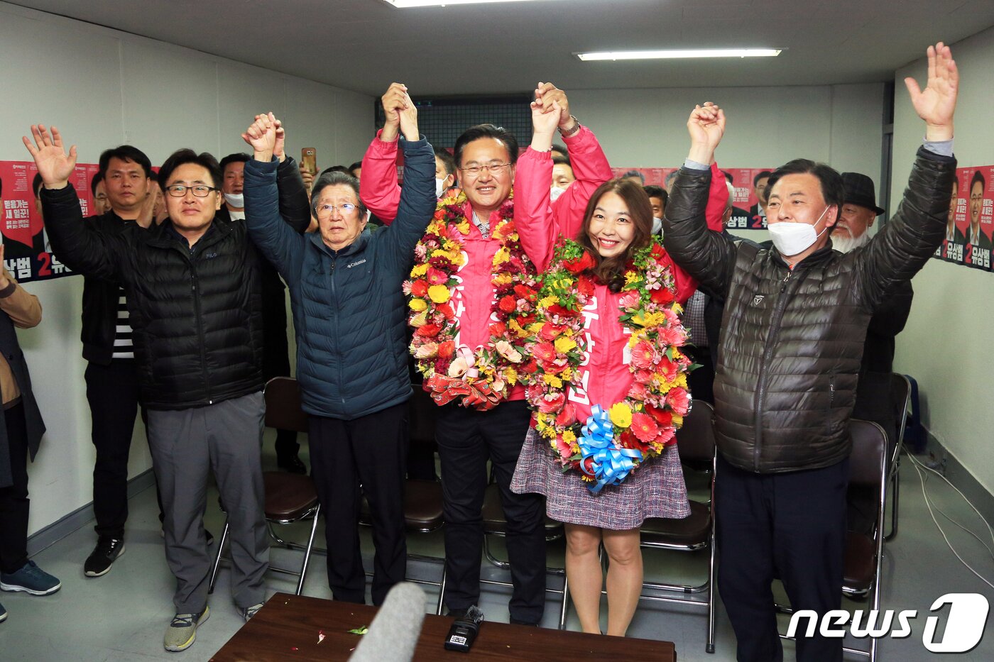 본문 이미지 - 유상범 미래통합당 강원 홍천·횡성·영월·평창 후보가 15일 영월군 선거사무실에서 승리를 확신하며 부인, 가족과 함께 환호하고 있다. 2020.4.15/뉴스1 ⓒ News1 박하림 기자
