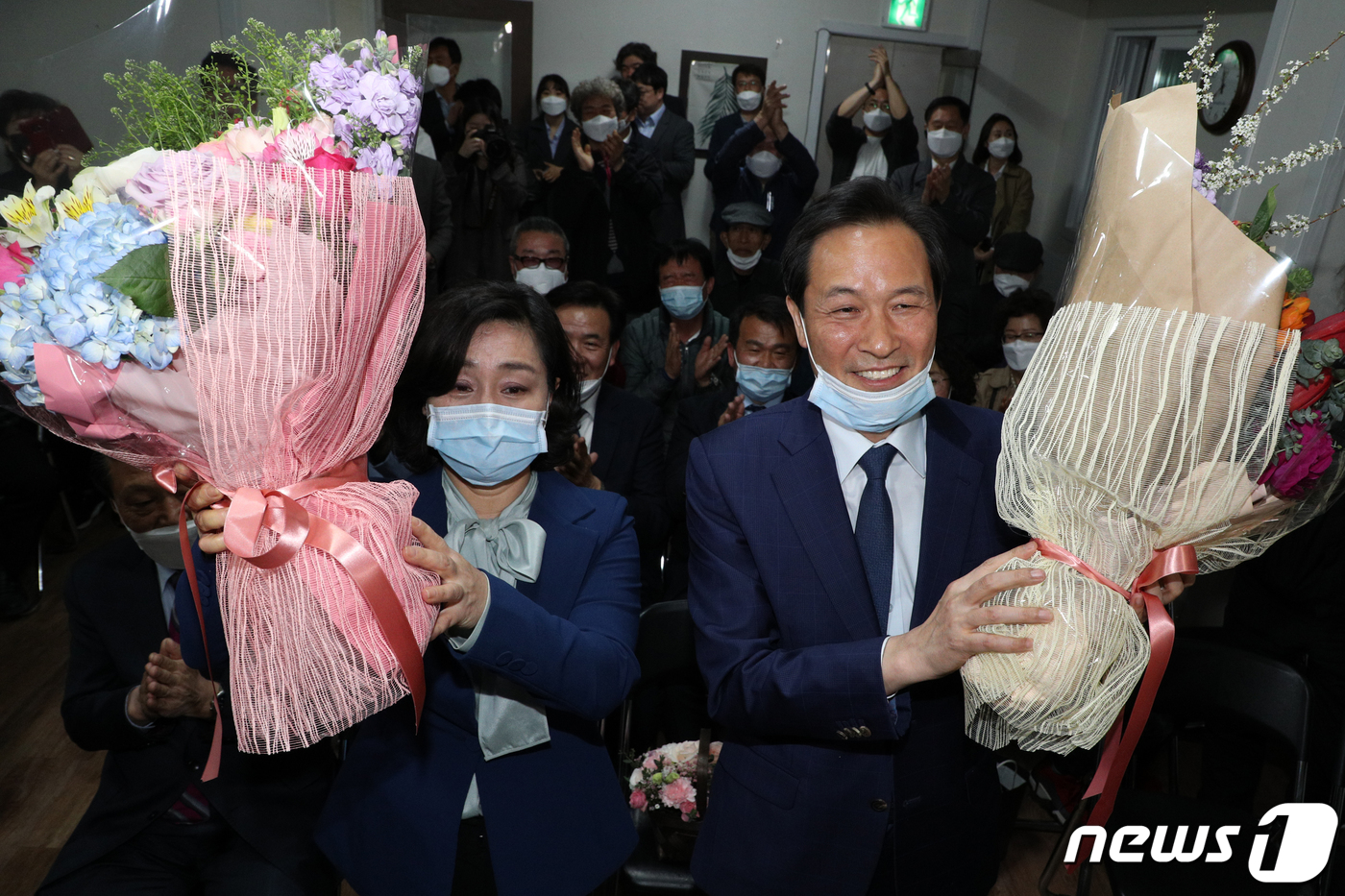 (서울=뉴스1) 황기선 기자 = 우상호 더불어민주당 서대문갑 후보와 부인 이현주씨가 15일 오후 서울 서대문구 선거사무소 상황실에서 21대 국회의원선거 당선이 유력해지자 꽃다발을 …