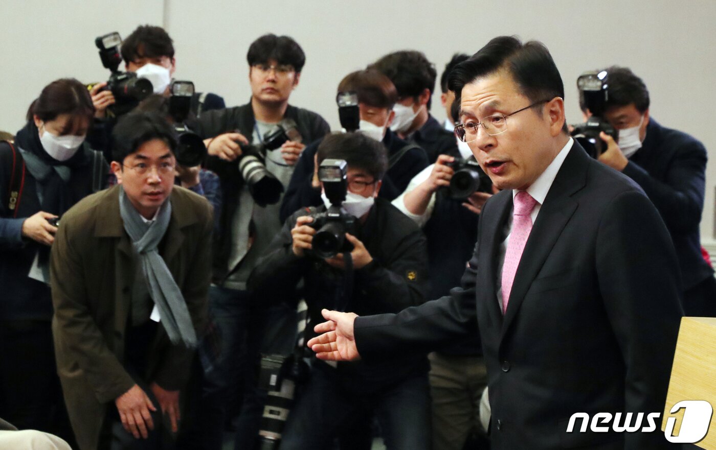본문 이미지 - 황교안 미래통합당 대표가 15일 오후 서울 여의도 국회 도서관에 마련된 21대 국회의원선거 개표상황실에서 총선결과 관련 입장 발표를 하고 있다. 2020.4.15/뉴스1 ⓒ News1 김명섭 기자