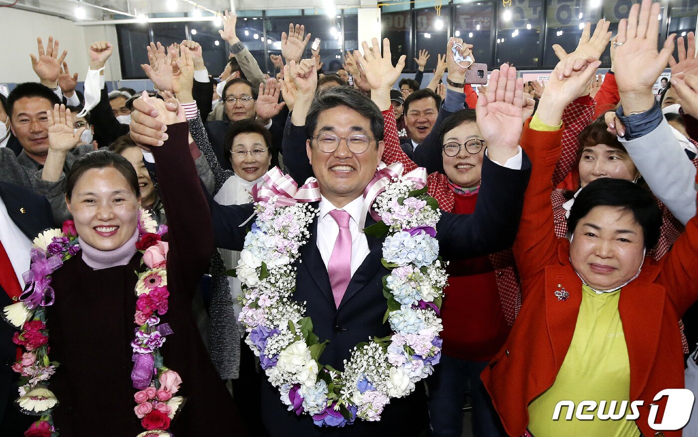 본문 이미지 - 제21대 국회의원선거 투표일인 15일 인천 중구강화옹진 배준영 미래통합당 당선자가 선거사무실에서 지지자들과 함께 환호하고 있다. 2020.4.16/뉴스1 ⓒ News1 인천사진공동취재단